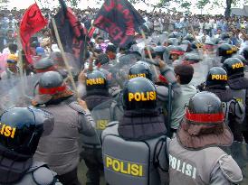 Protestors, Indonesian police clash over Aceh massacre trial